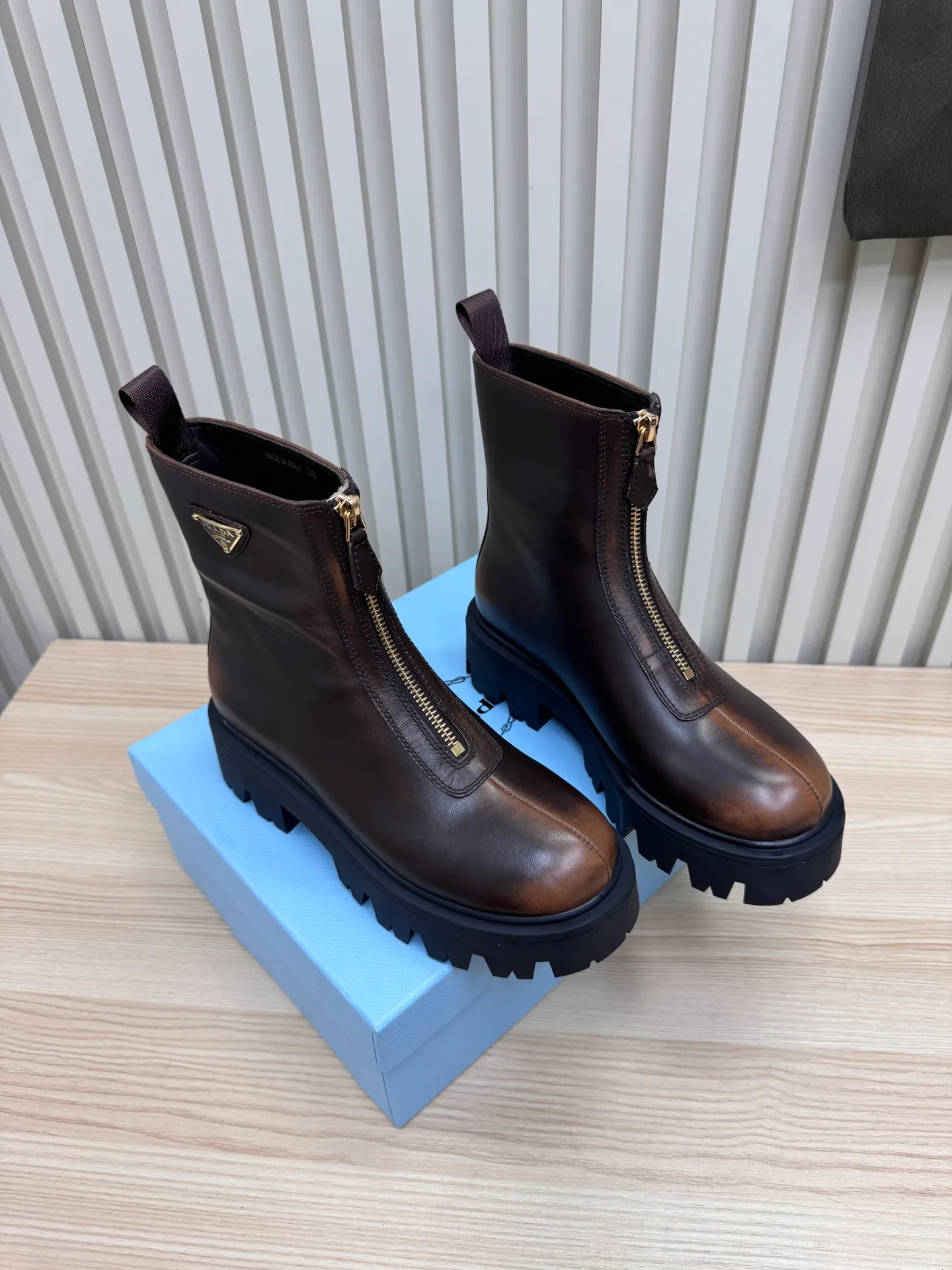 👟👟Ex-factory price 680👟👟 Prada / Prada couple's Martin boots are here, comfortable and elegant to wear. The original molded outsole of the counter is 1:1 replica. It is made of non-slip and wear-resistant imported TPU tin mold vacuum outsole. Tank-shaped thick sole. Fabric: imported anti-explosion cowhide. Lining: imported mixed sheepskin lining. Sheepskin foot pads. Outsole: tin molded beef tendon sole. Code number: 35-41 (42 customized)